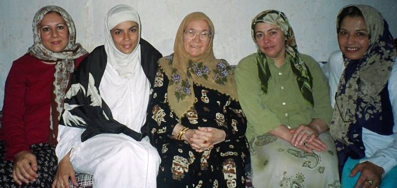 H. Amina recevant des mourides en compagnie de sa fille H. Naziha